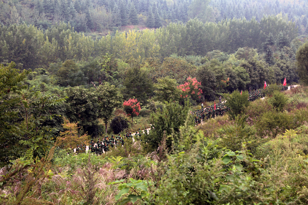 我院军训团组织参训学生登山拉练